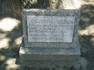 Makó, Megyeház u. 16 előtt: Juhász Gyula-emlékfa 2.kép.jpg Makó, Megyeház u. 16 előtt: Juhász Gyula-emlékfa 2.kép.jpg